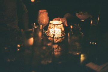 Una candela e dei bicchieri